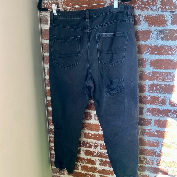 American Eagle black high rise distressed mom jeans - Picture 4 of 8